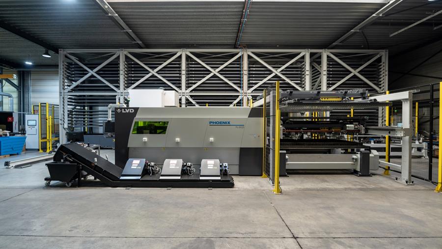 Lasersnijmachine gekoppeld aan automatisch platenmagazijn