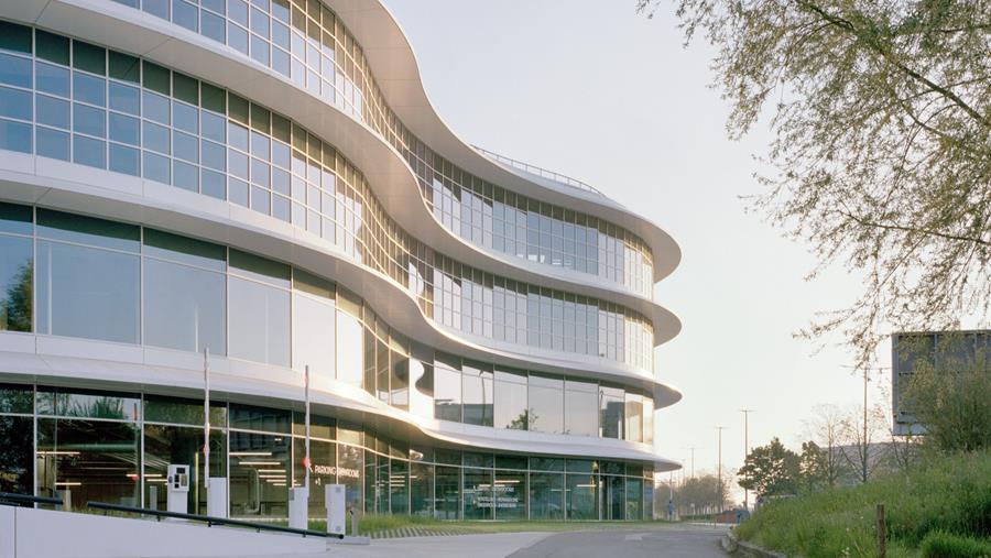 Organische landmark met aluminium vakmanschap