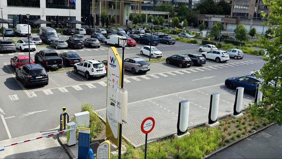 Westland Shopping opent grootste Tesla-laadpark
