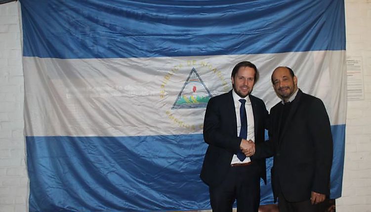 Un visiteur de prestige chez le fabricant de cigares Neos