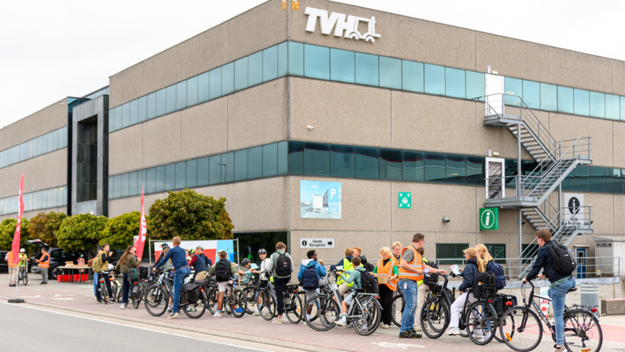 Une pâtisserie accompagnée d'un message : TVH met en garde contre l'angle mort à Waregem