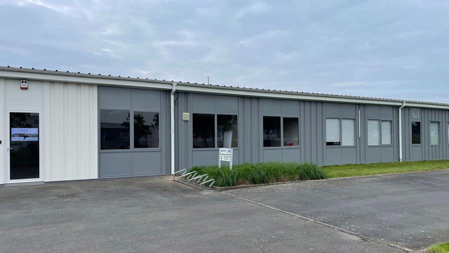 Un immeuble de bureaux en tôle d'acier vieux de 60 ans fait peau neuve