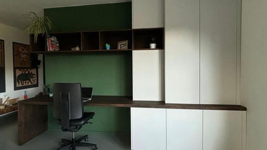 Design élégant et fonctionnel: armoire murale avec bureau intégré