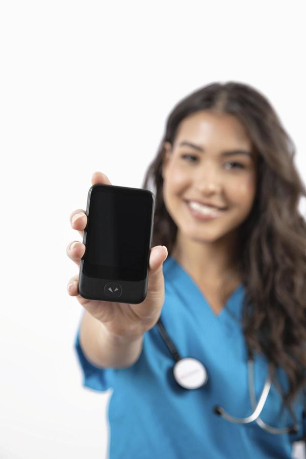 Pocketalk, un outil simple et efficace qui facilite la traduction 