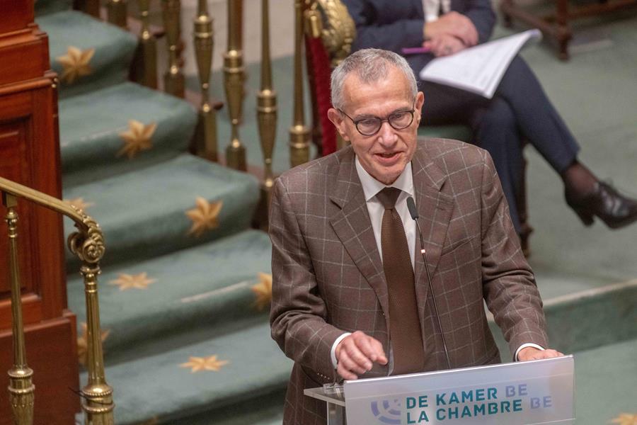 Vandenbroucke wil verpleegkundigen vaccins laten voorschrijven
