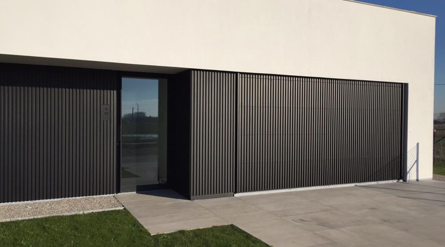 Idem Poorten fait se fondre la porte entierement dans la façade