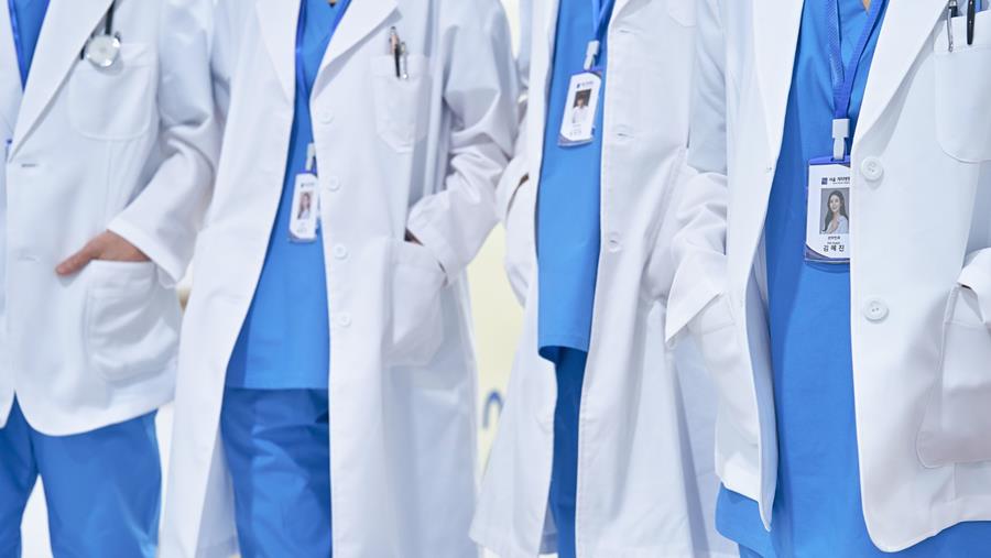 Royaume-Uni : les médecins à nouveau appelés à se prononcer sur la grève