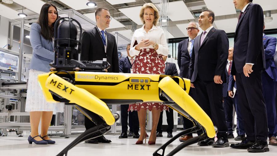 Un chien-robot dans les bagages de la reine Mathilde et du ministre Prévot ?